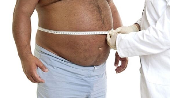 lekarz ustala sposób na odchudzanie otyłego mężczyzny